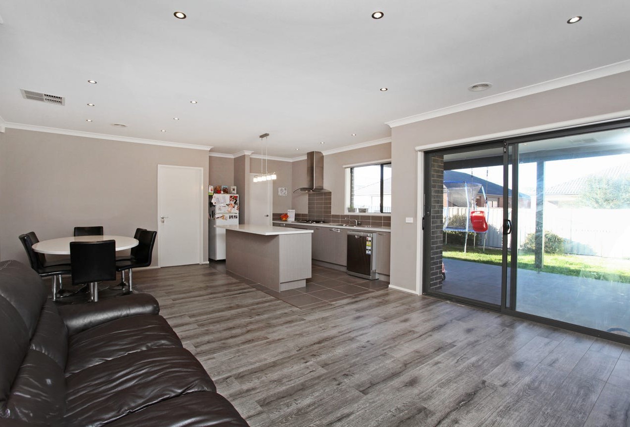 5 Daly Circuit, Caroline Springs, VIC 3023 - Thumbnail 2 - 04/07/2025