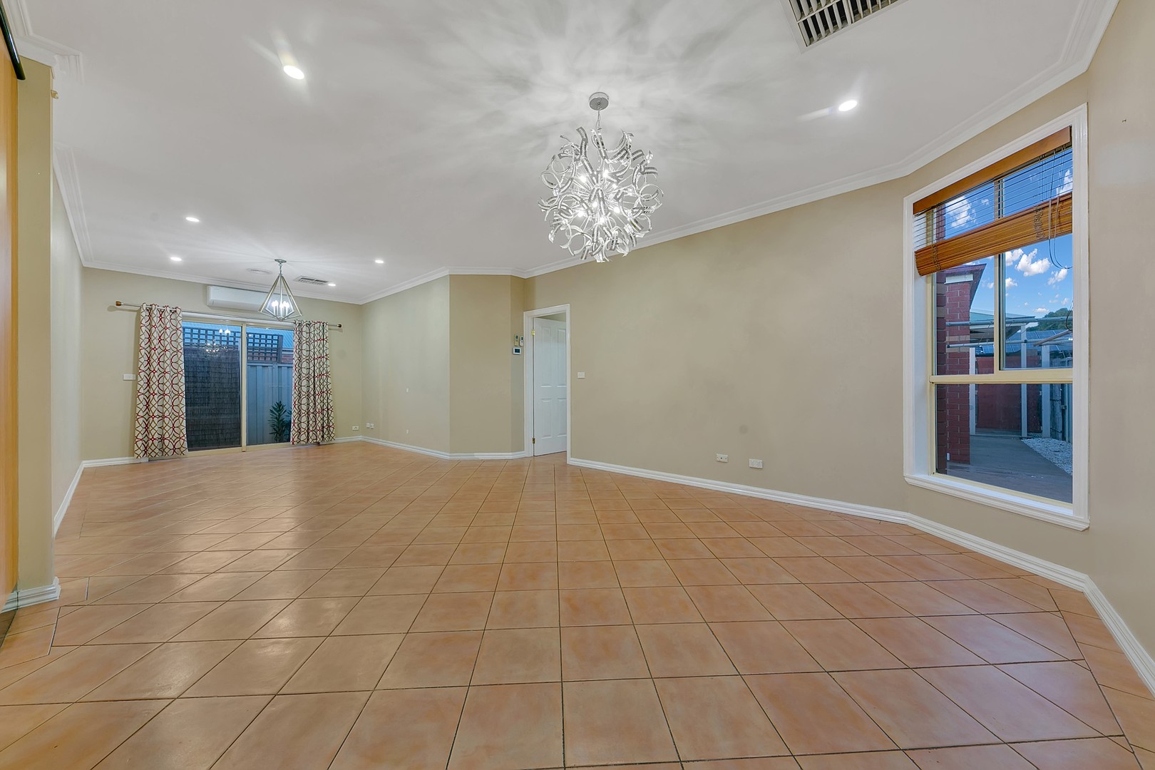 5 Hinchinbrook Close, Caroline Springs, VIC 3023, Caroline Springs - Thumbnail 2