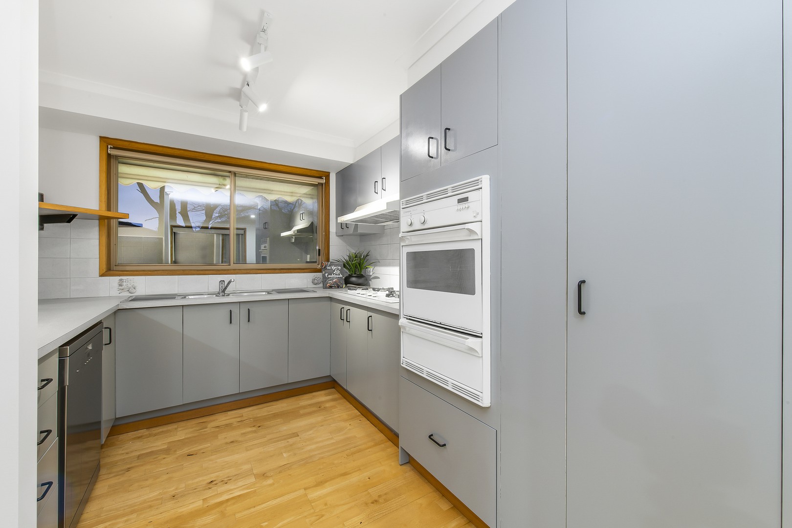 50 Grandview Crescent, Hillside, VIC 3037, Hillside - Thumbnail 5