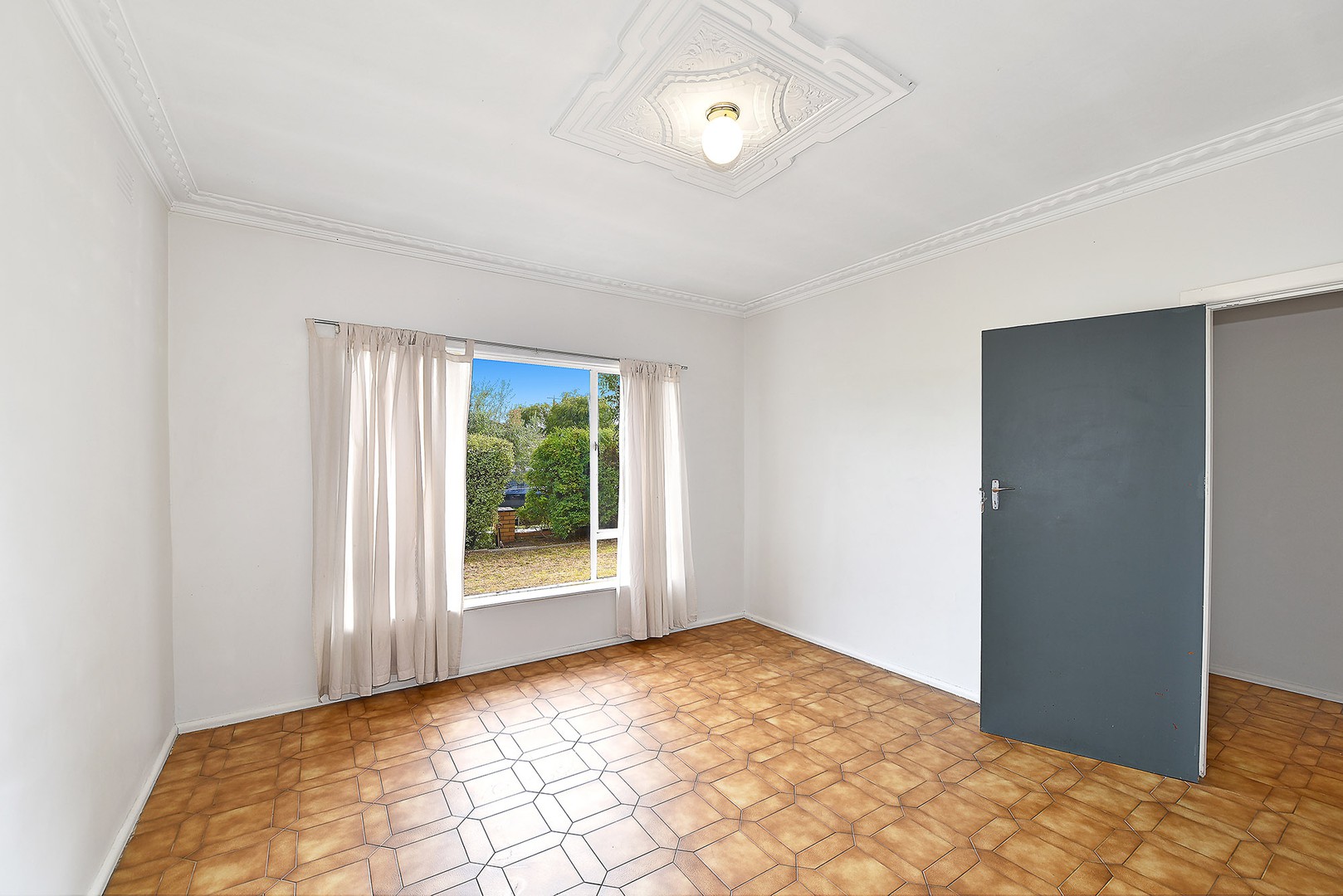 51 Roberts  Road, Airport West, VIC 3042 - Thumbnail 2 - 08/12/2022