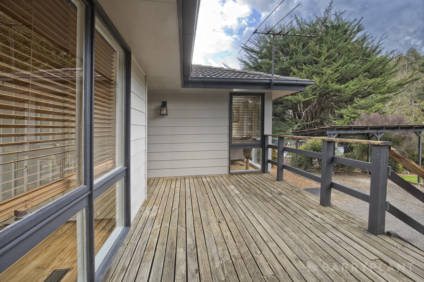 513 Belgrave Gembrook Road, Cockatoo, VIC 3781 - Thumbnail 2 - 09/10/2025