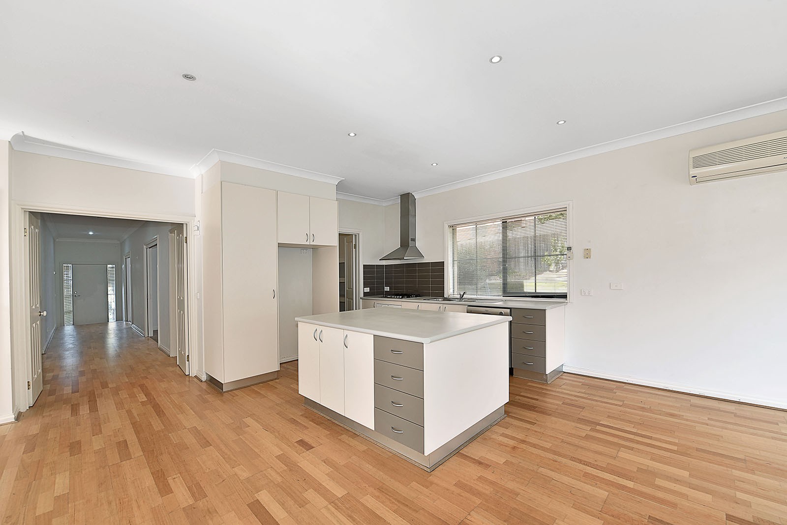 53 Bundanoon Avenue, Sunbury, VIC 3429, Sunbury - Thumbnail 4