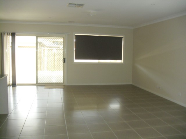 6 Airlie Avenue, Point Cook, VIC 3030, Point Cook - Thumbnail 2