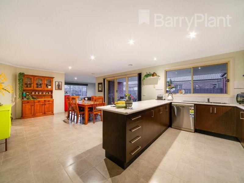 6 Amberley Drive, Pakenham, VIC 3810 - Thumbnail 2 - 02/12/2025