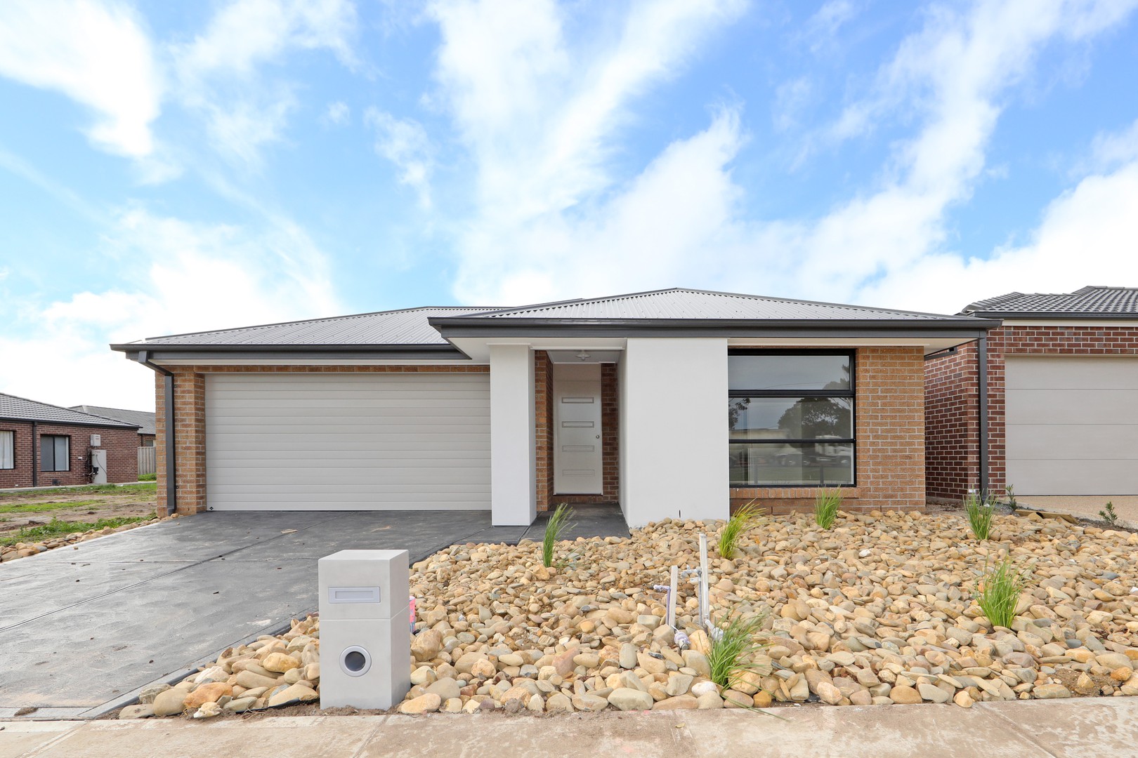 6 Burnett Way, Clyde North, VIC 3978, Clyde North - Thumbnail 2