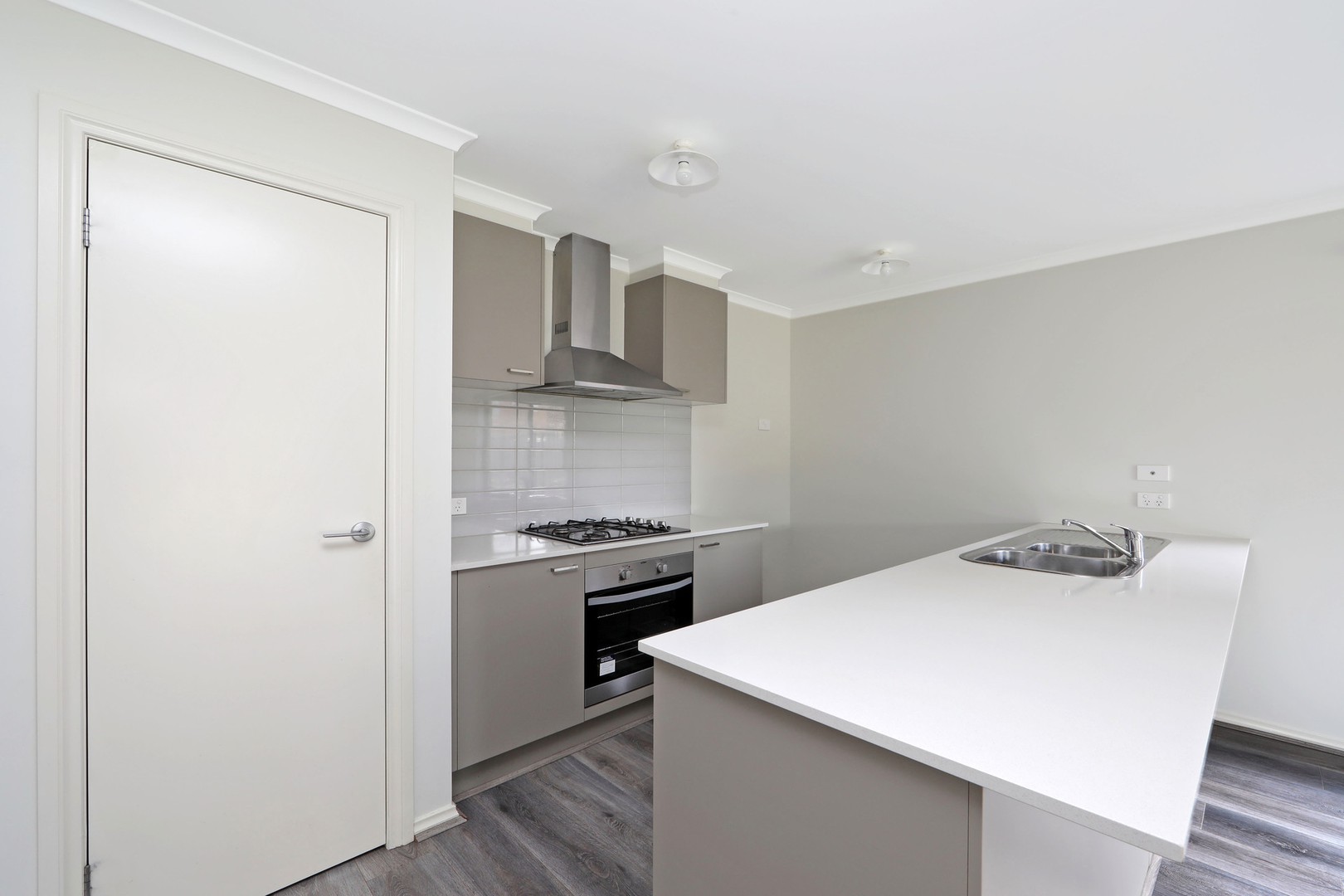 6 Burnett Way, Clyde North, VIC 3978 - Thumbnail 1 - 17/02/2025