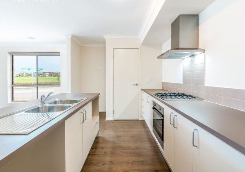 6 Crisp Street, Clyde North, VIC 3978 - Thumbnail 2 - 02/01/2025