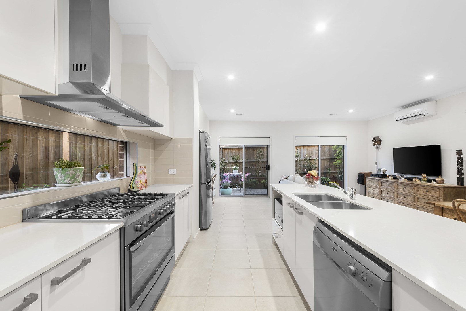 6 Elphinstone Way, Wantirna South, VIC 3152, Wantirna South - Thumbnail 3
