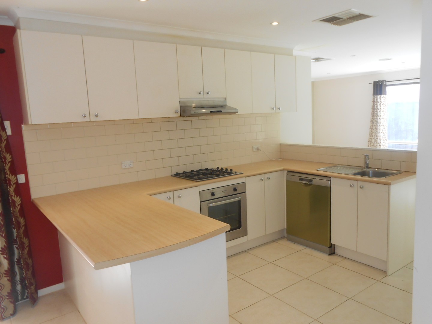 6 Hessing Green, Caroline Springs, VIC 3023 - Thumbnail 2 - 06/03/2025