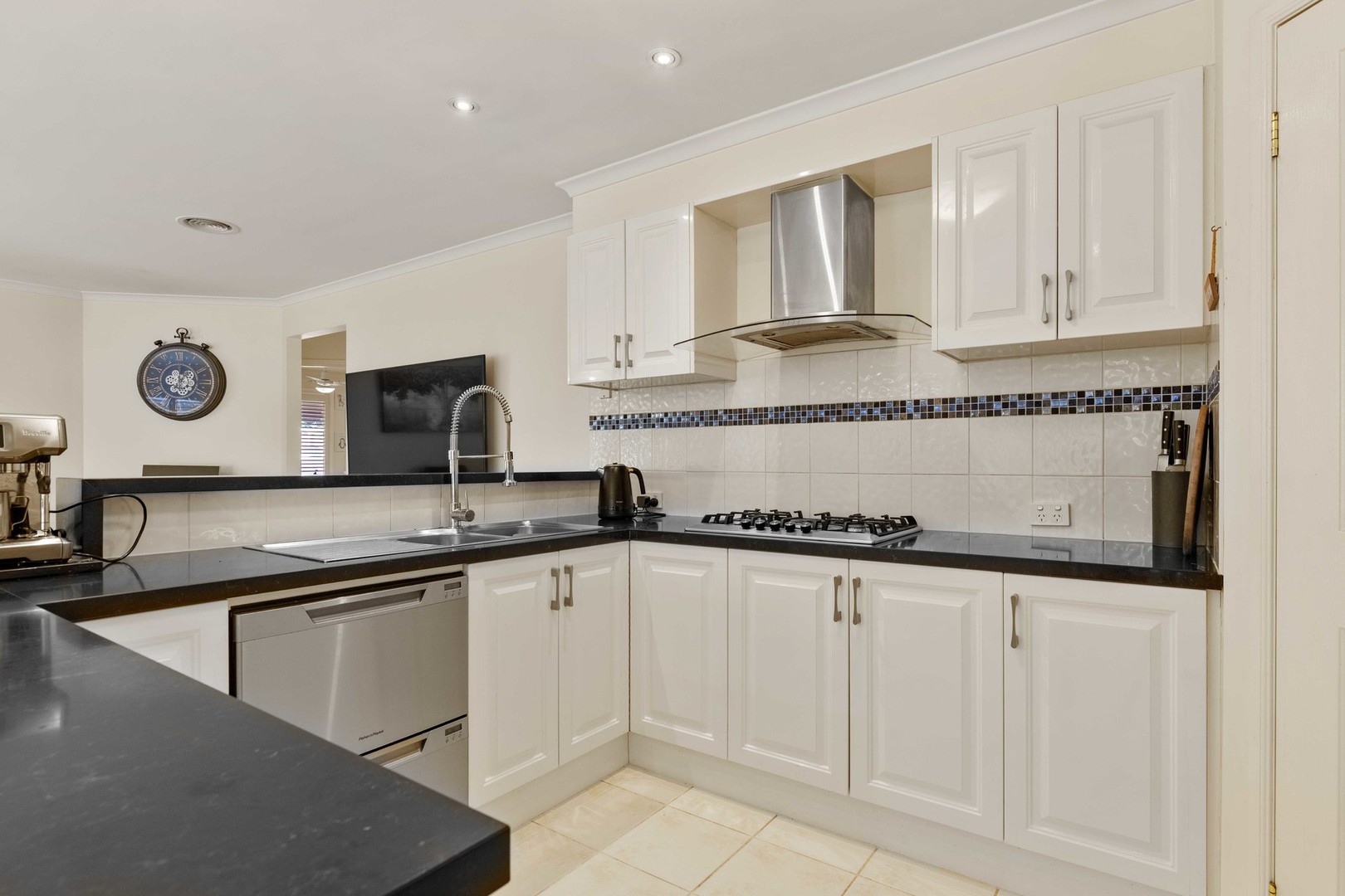 6 Langmore Drive, Hillside, VIC 3037, Hillside - Thumbnail 5