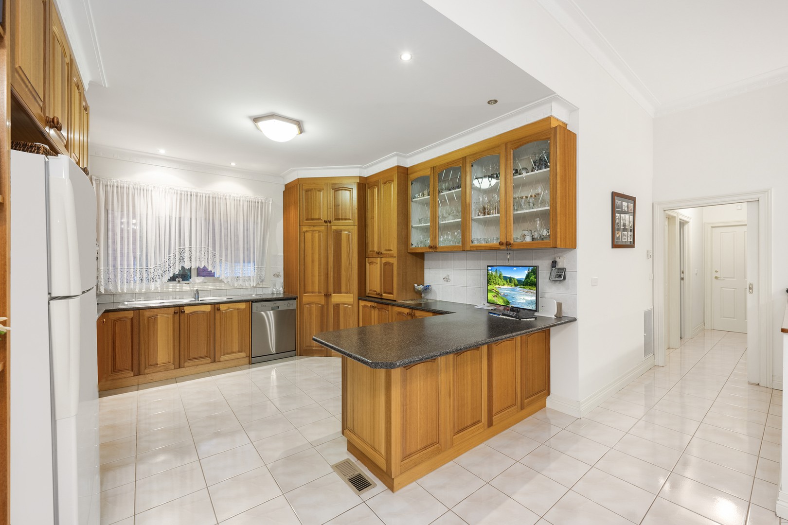 6 Mackenzie Close, Taylors Lakes, VIC 3038, Taylors Lakes - Thumbnail 4