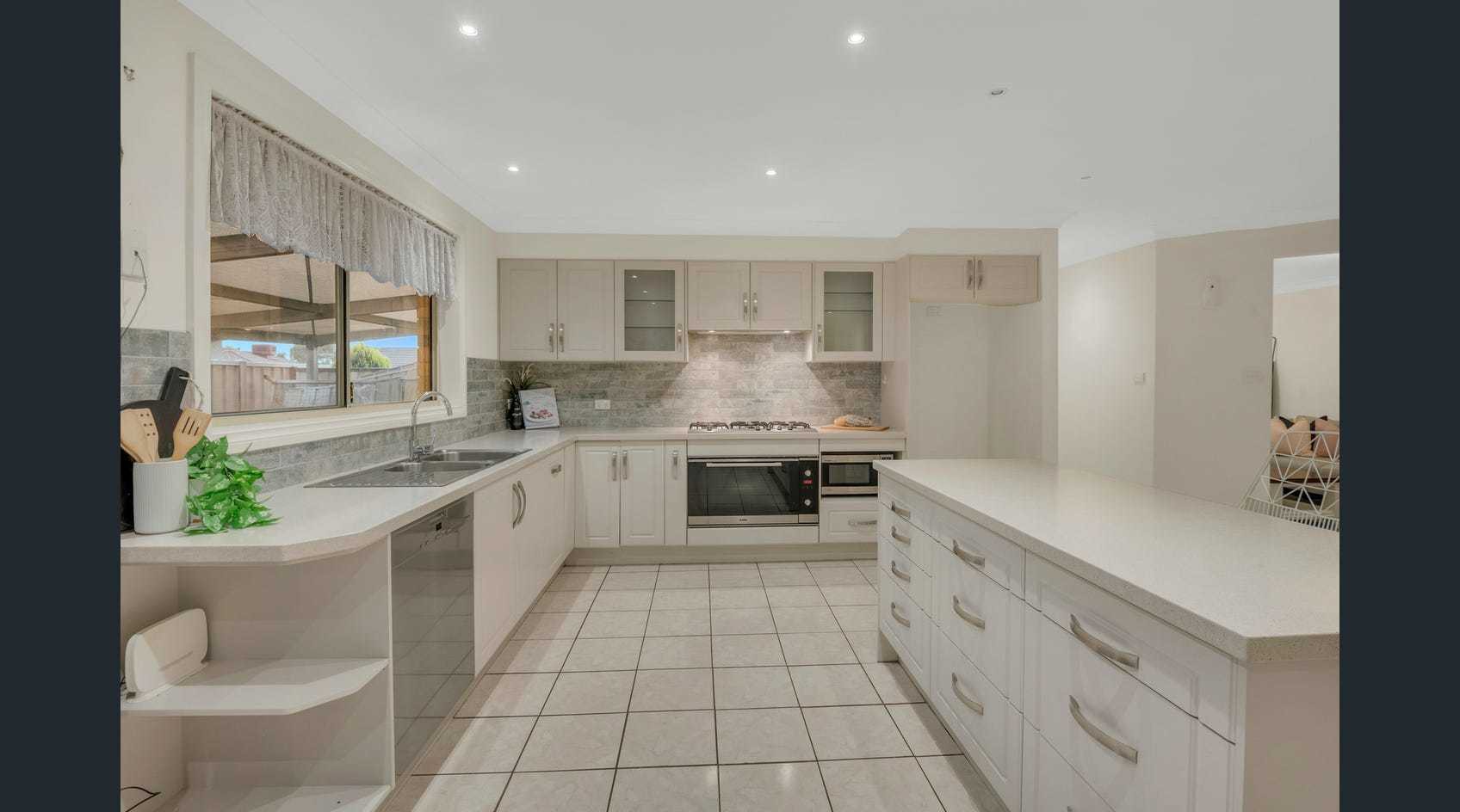6 Manningtree Parade, Craigieburn, VIC 3064, Craigieburn - Thumbnail 2