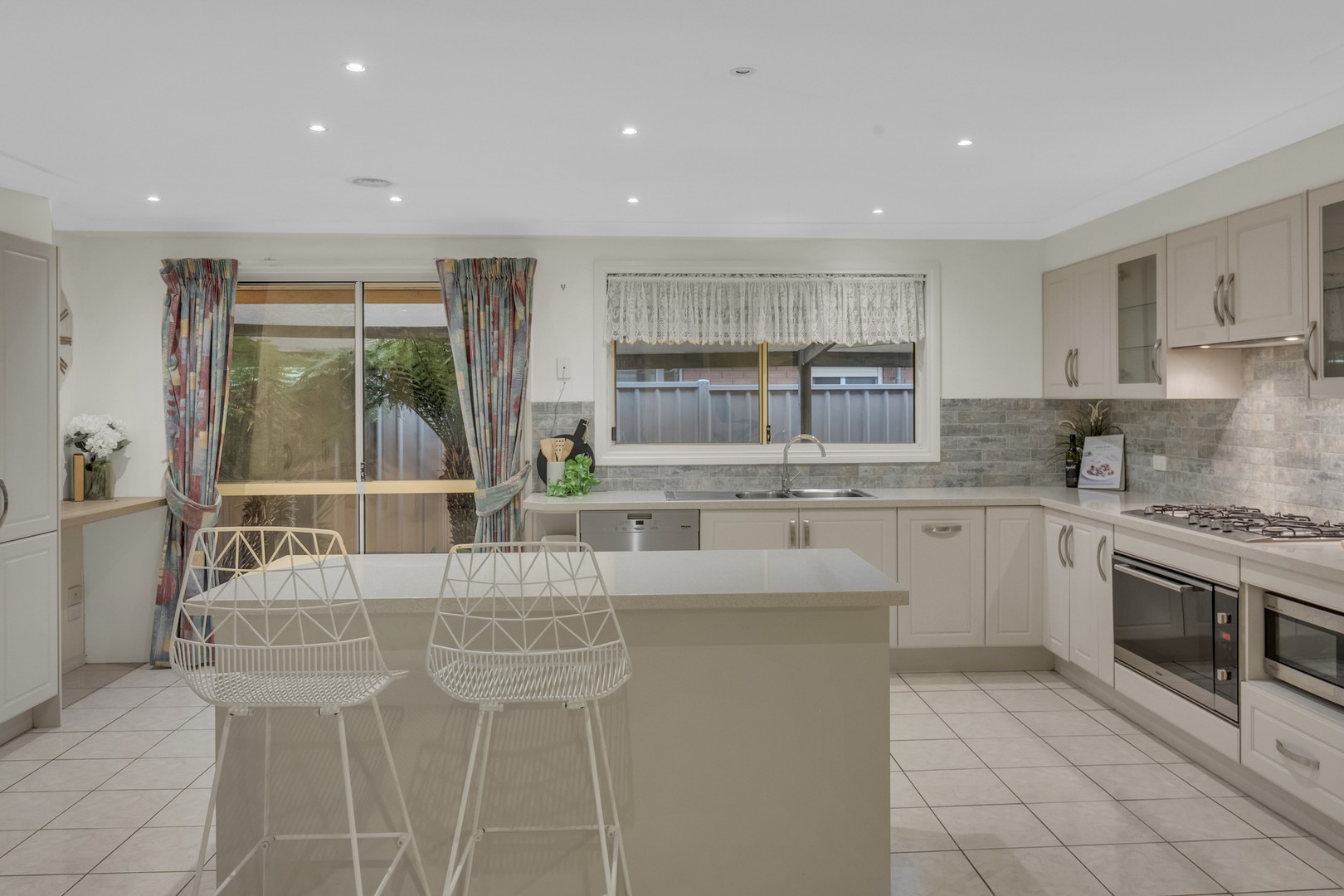 6 Manningtree Parade, Craigieburn, VIC 3064, Craigieburn - Thumbnail 3