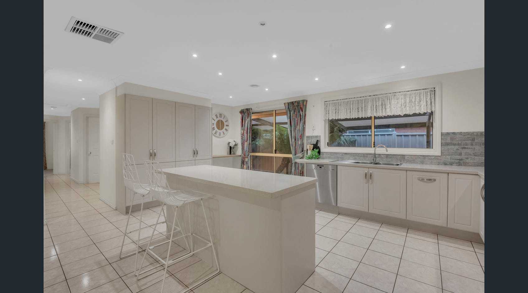 6 Manningtree Parade, Craigieburn, VIC 3064, Craigieburn - Thumbnail 3