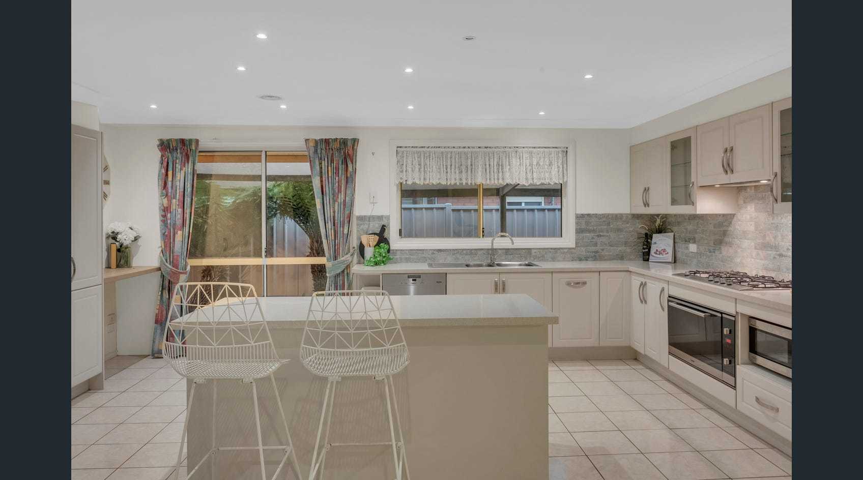 6 Manningtree Parade, Craigieburn, VIC 3064, Craigieburn - Thumbnail 4