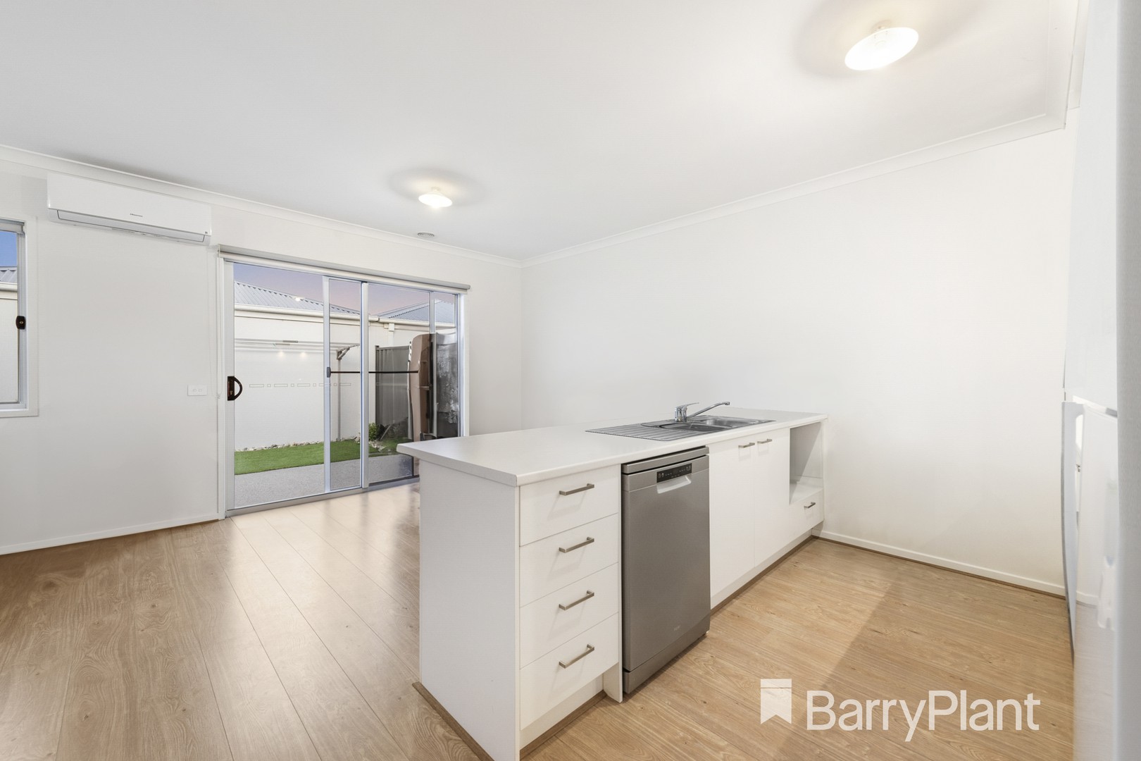 6 Queenscliff Walk, Tarneit, VIC 3029, Tarneit - Thumbnail 3