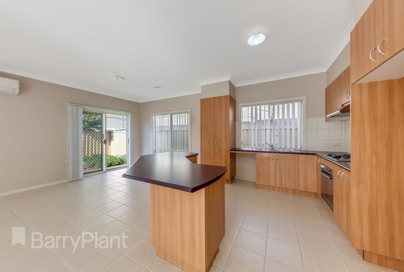 6 Studley Park Way, Caroline Springs, VIC 3023, Caroline Springs - Thumbnail 2