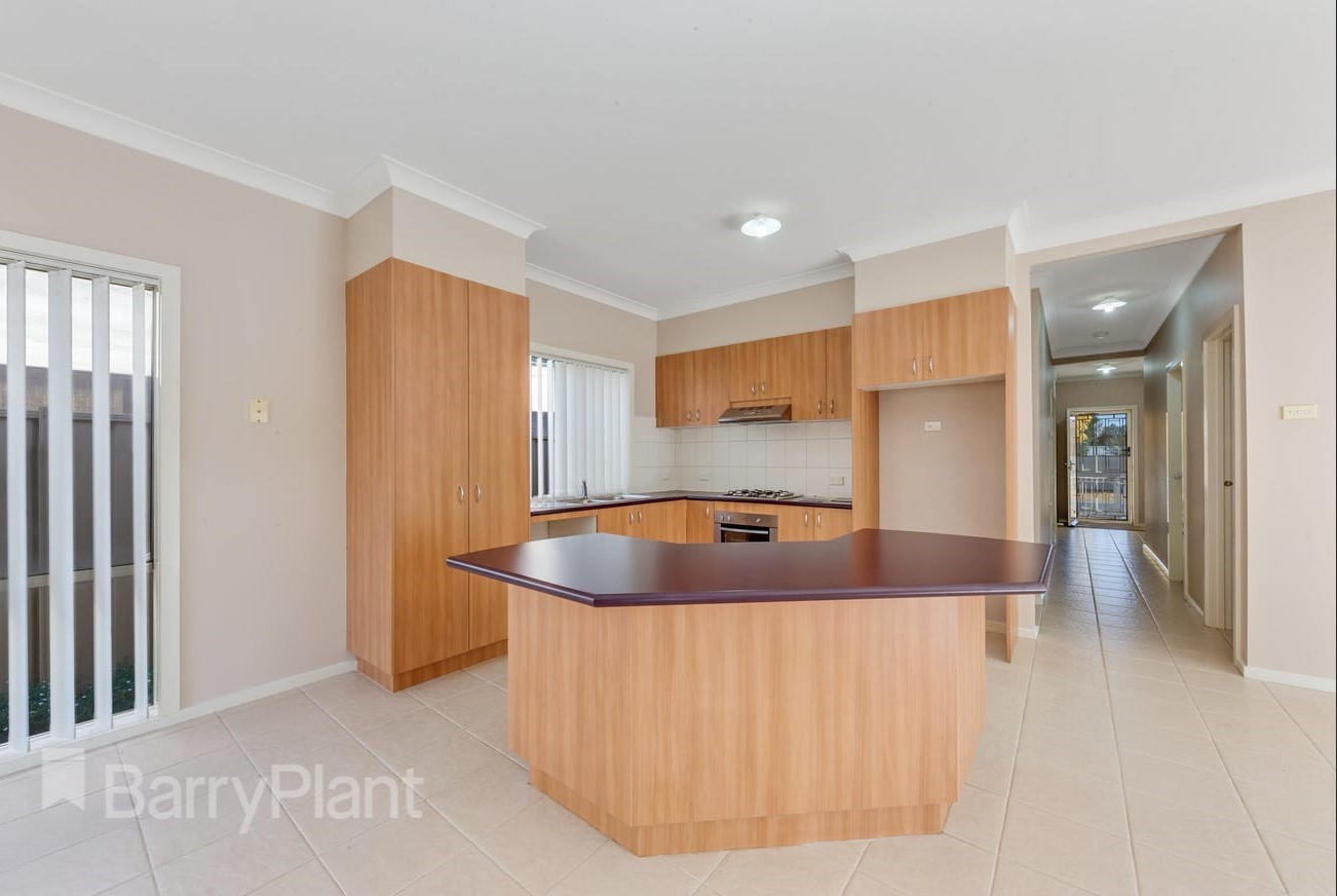 6 Studley Park Way, Caroline Springs, VIC 3023, Caroline Springs - Thumbnail 3