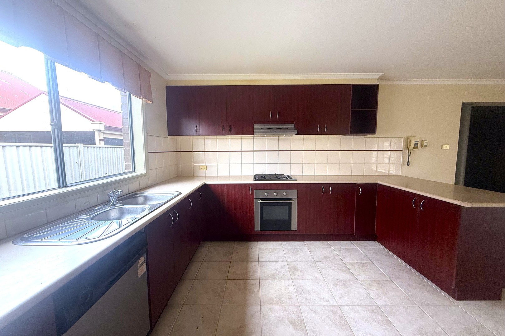 6 Windsor Gardens, Caroline Springs, VIC 3023 - Thumbnail 2 - 06/05/2025