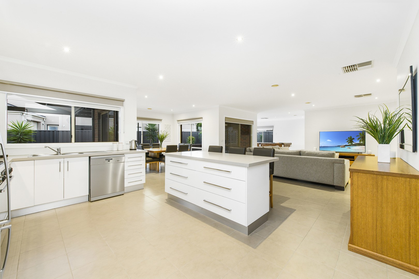 60 Hillcrest Drive, Hillside, VIC 3037, Hillside - Thumbnail 7