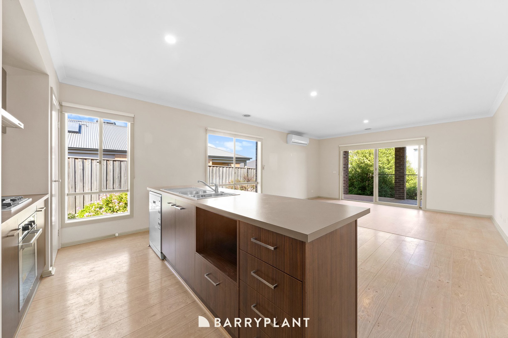 61 Como Parade, Clyde North, VIC 3978 - Thumbnail 2 - 22/04/2026