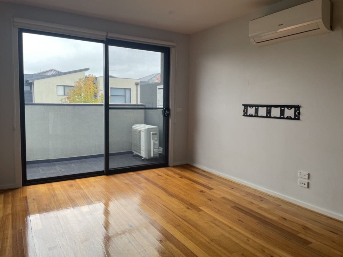 61 Furlong Street, Craigieburn, VIC 3064, Craigieburn - Thumbnail 3