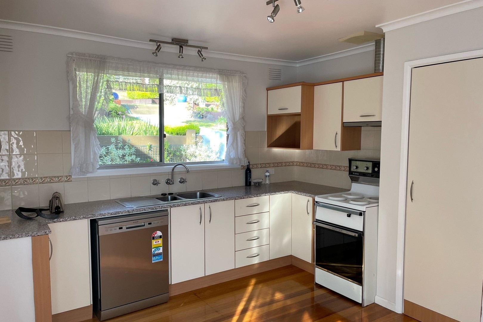 64 St Helena Road, Greensborough, VIC 3088, Greensborough - Thumbnail 3