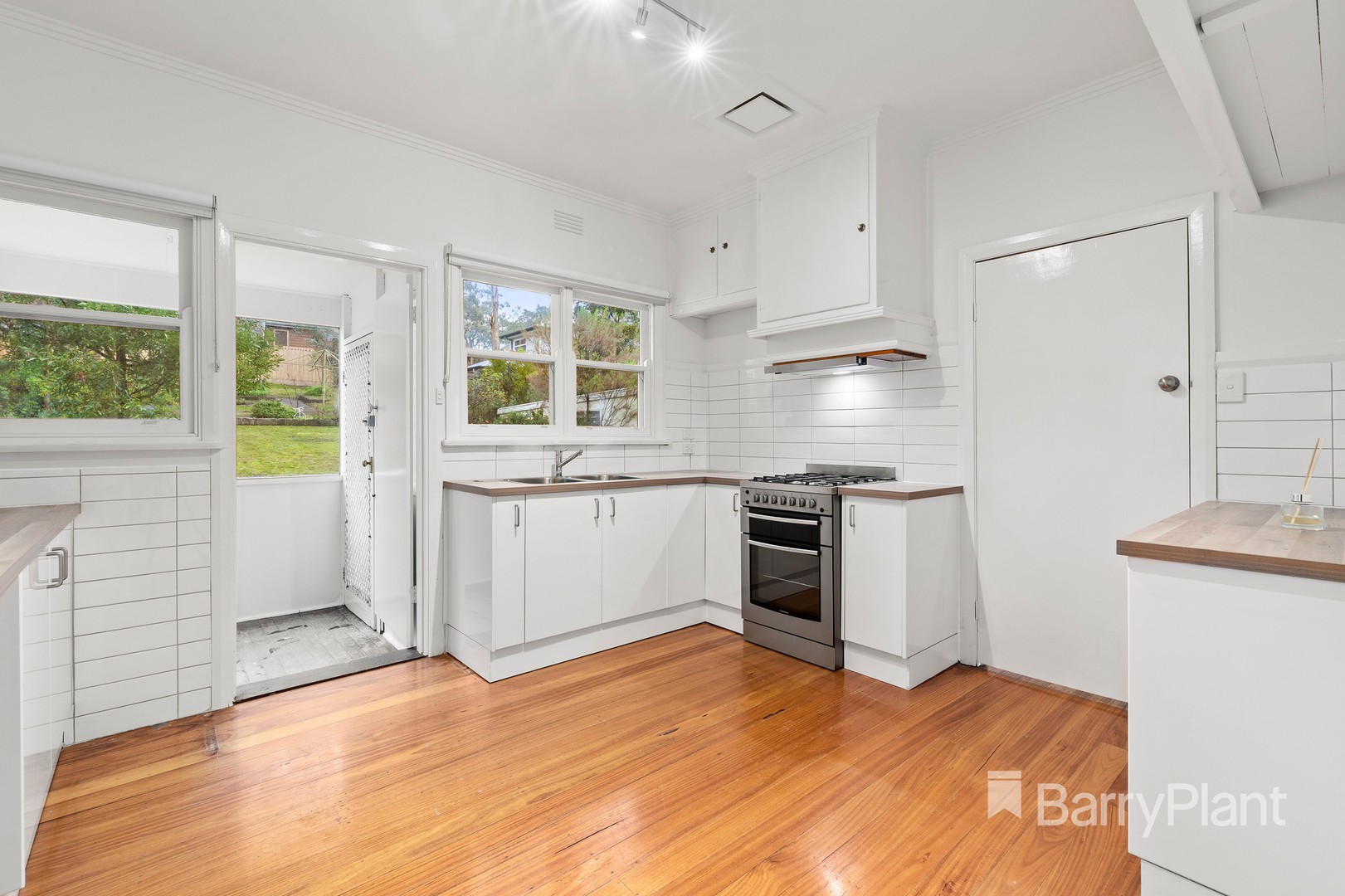 65 Kelvin Avenue, Montmorency, VIC 3094, Montmorency - Thumbnail 2