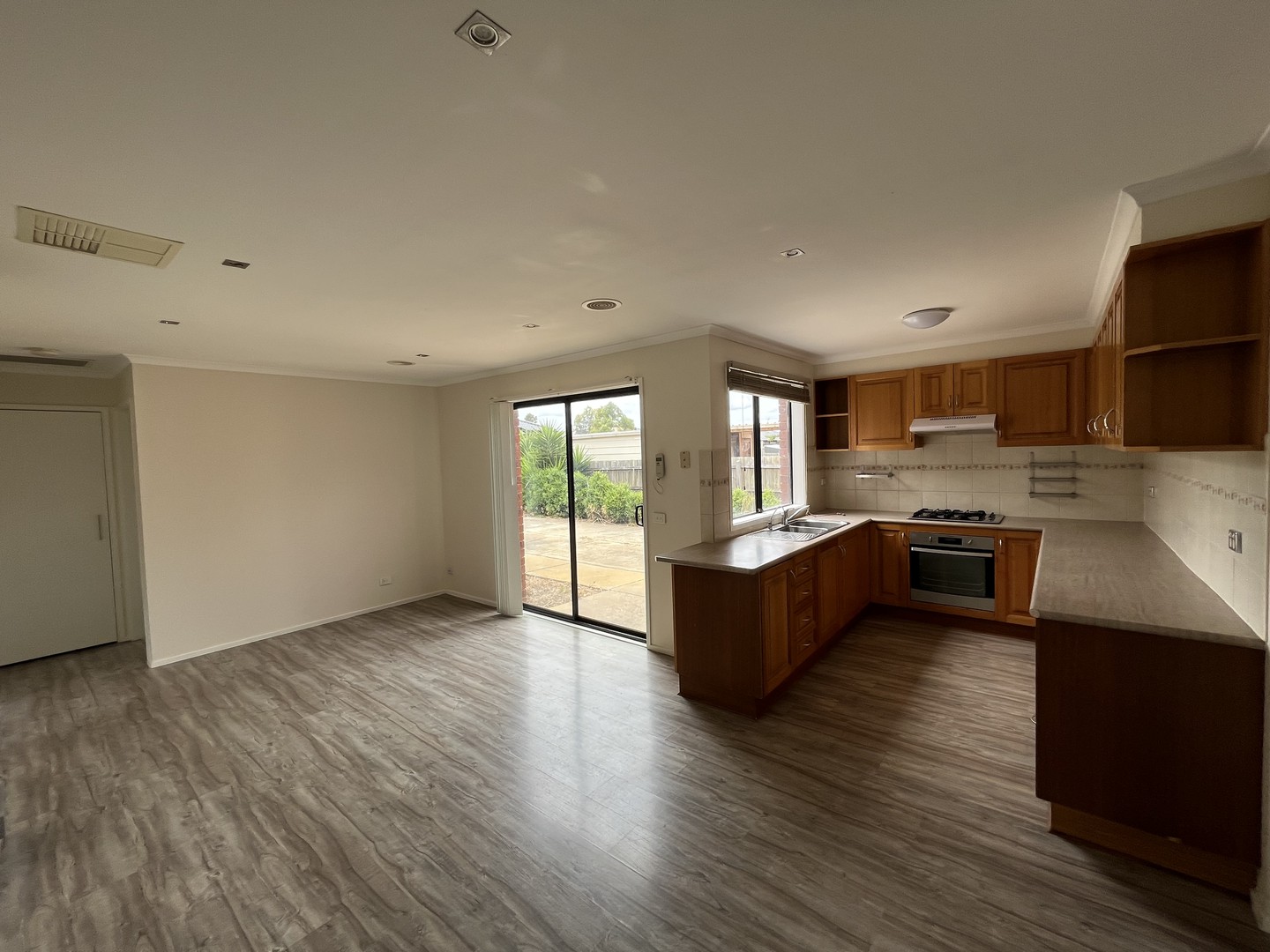 69 Flemington Crescent, Werribee, VIC 3030, Werribee - Thumbnail 5