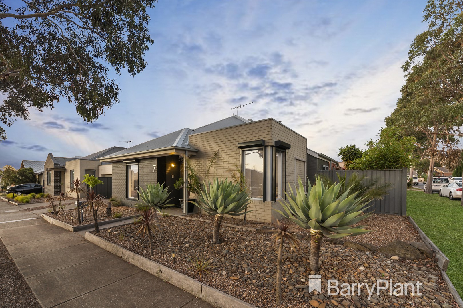 7 Buvelot Crescent, Caroline Springs, VIC 3023, Caroline Springs - Thumbnail 2