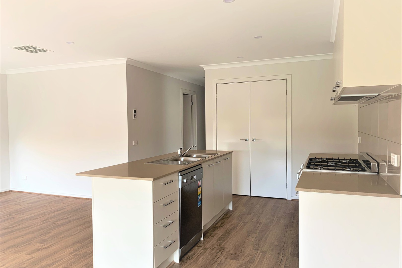 7 Cortajalla Avenue, Clyde North, VIC 3978, Clyde North - Thumbnail 4