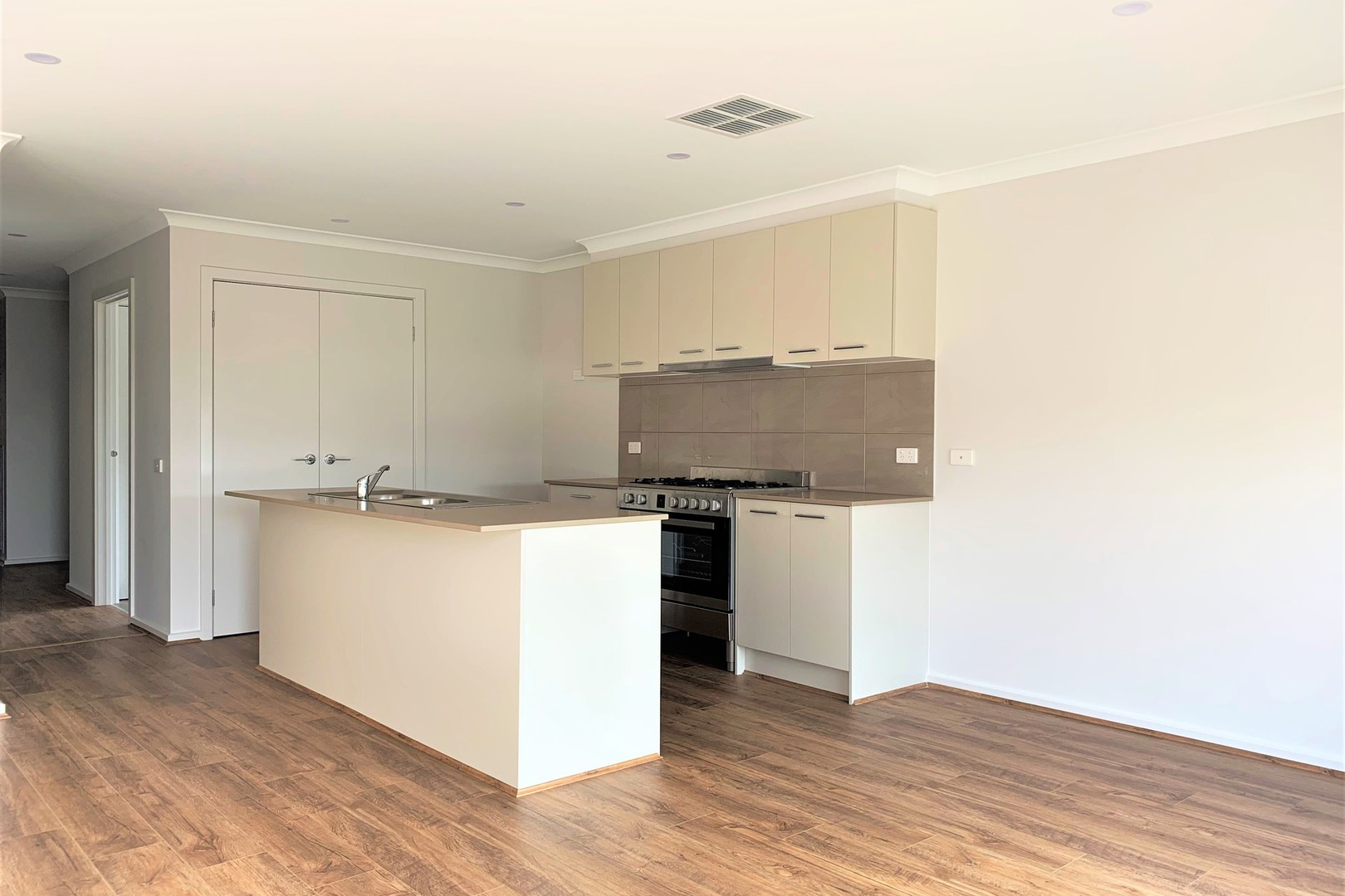 7 Cortajalla Avenue, Clyde North, VIC 3978, Clyde North - Thumbnail 6