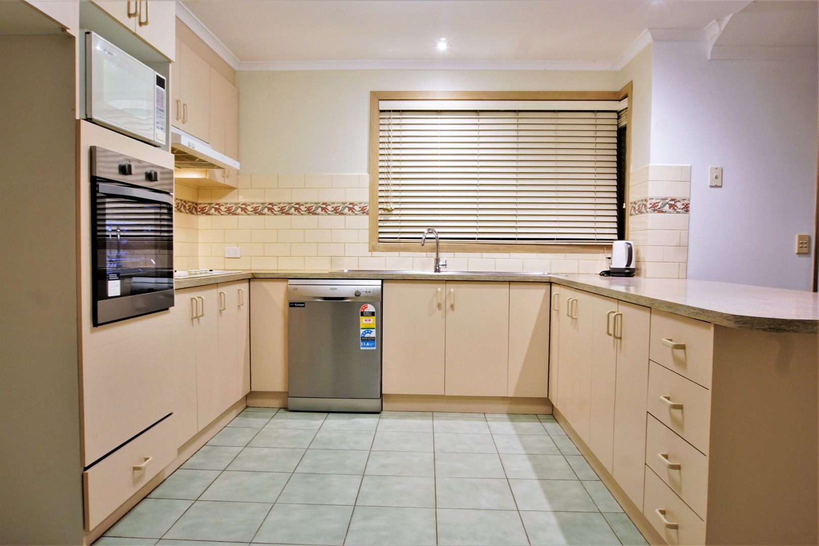 7 Galloway Court, Taylors Lakes, VIC 3038 - Thumbnail 2 - 11/03/2020