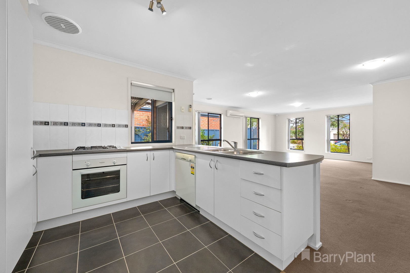 7 Kingsdale Crescent, Pakenham, VIC 3810, Pakenham - Thumbnail 2