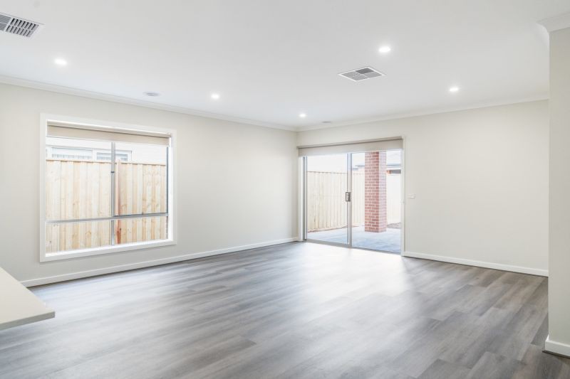 7 Pickering Cr, Lara, VIC 3212, Lara - Thumbnail 2