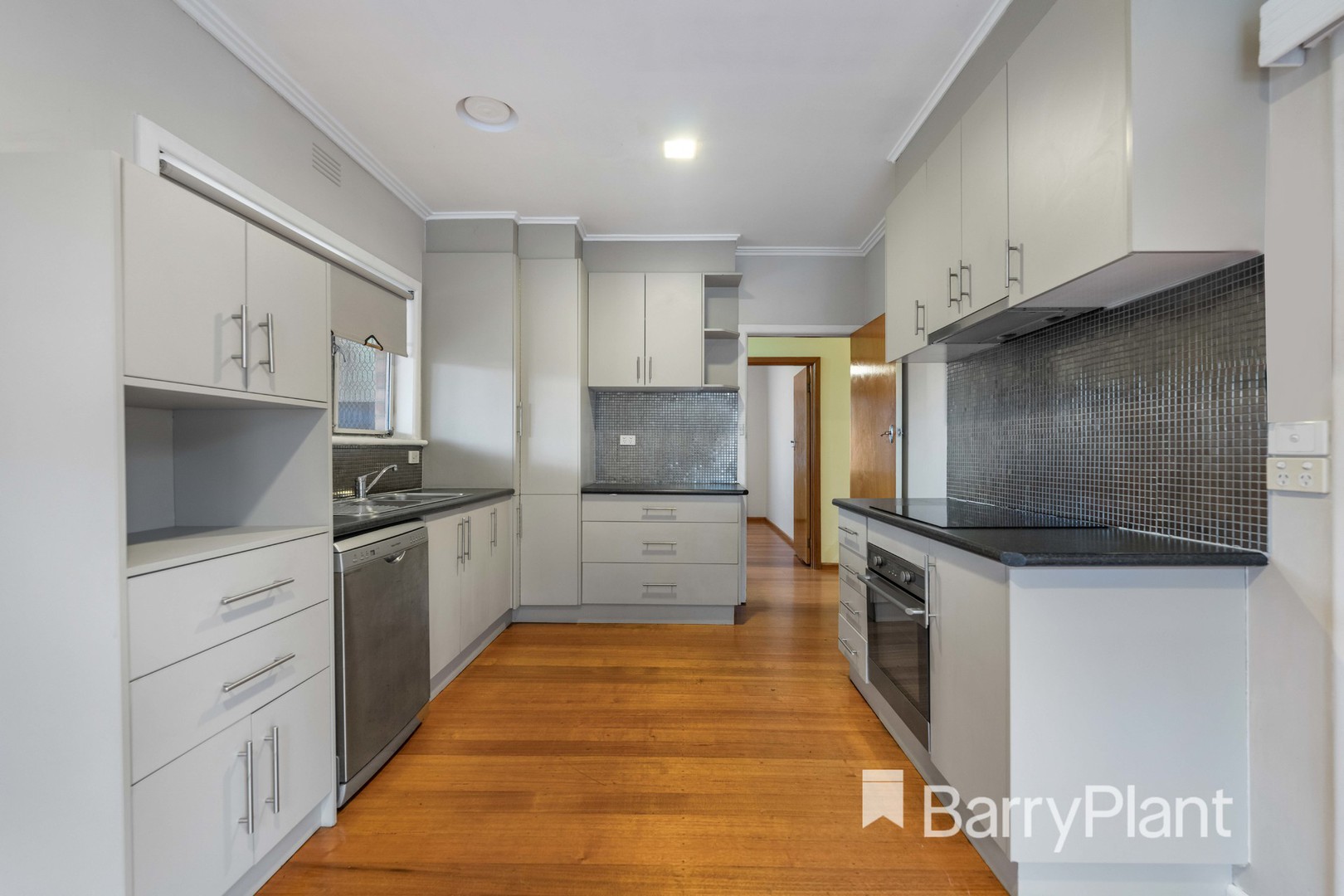 7 Reaburn Avenue, St Albans, VIC 3021, St Albans - Thumbnail 8