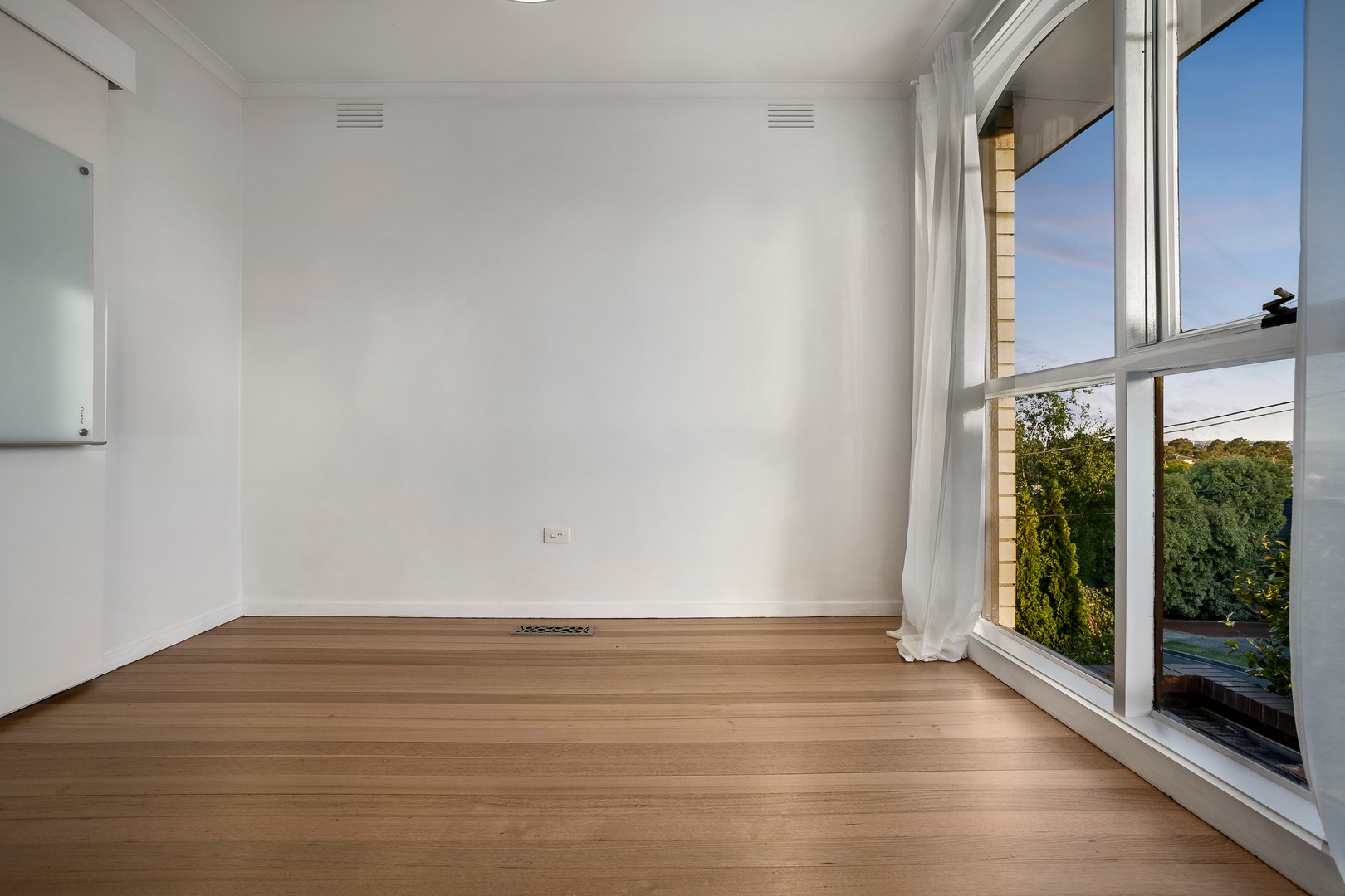 70 Winston Road, Viewbank, VIC 3084, Viewbank - Thumbnail 4
