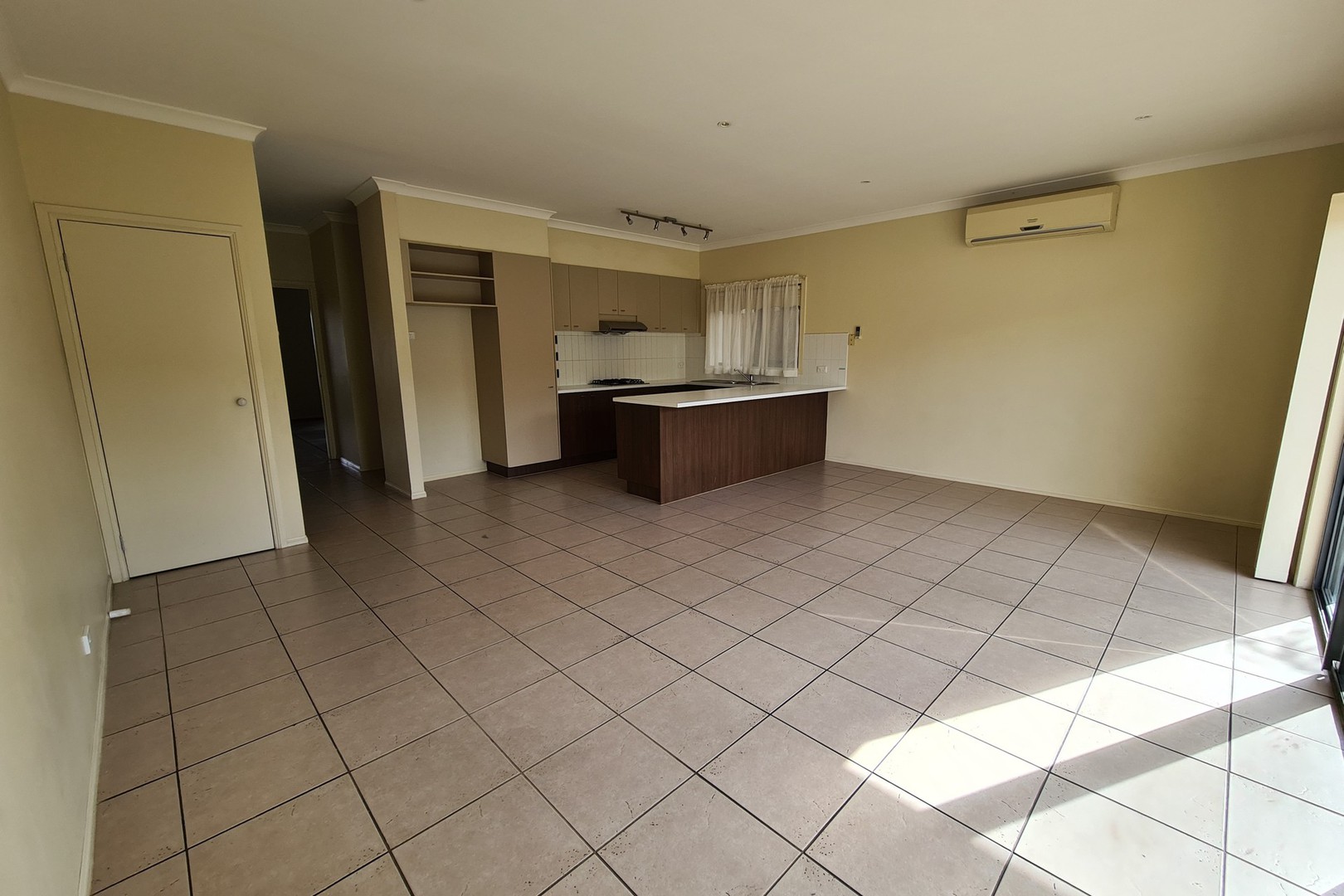 72 Hamilton Hume Parade, Craigieburn, VIC 3064, Craigieburn - Thumbnail 4