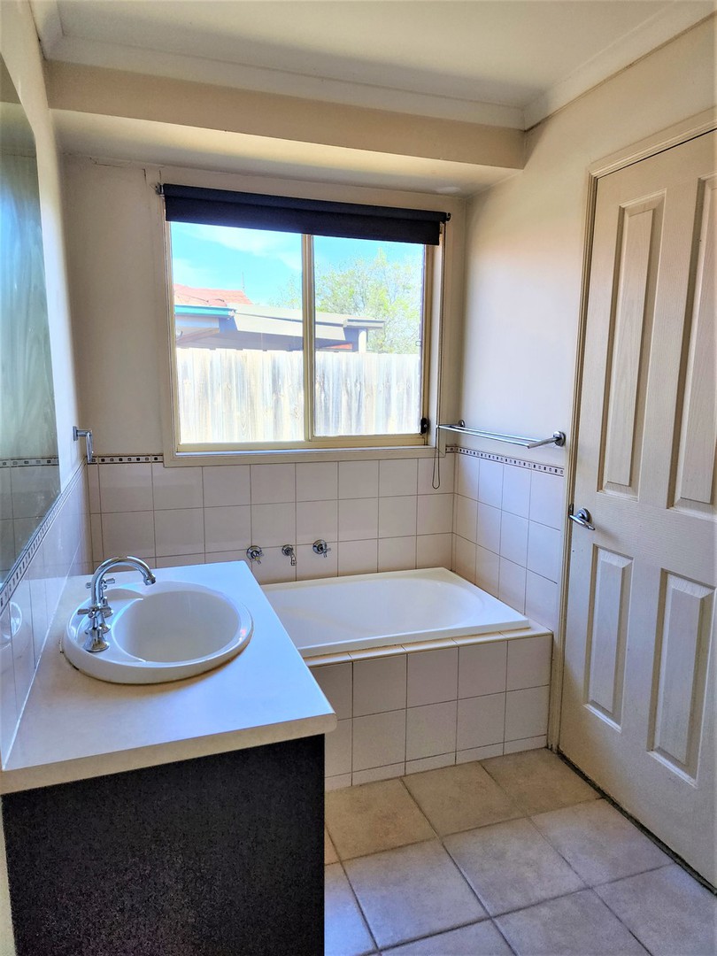 72 Kirkton Drive, Kurunjang, VIC 3337, Kurunjang - Thumbnail 4