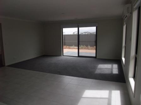 76 Villiers Drive, Point Cook, VIC 3030, Point Cook - Thumbnail 2