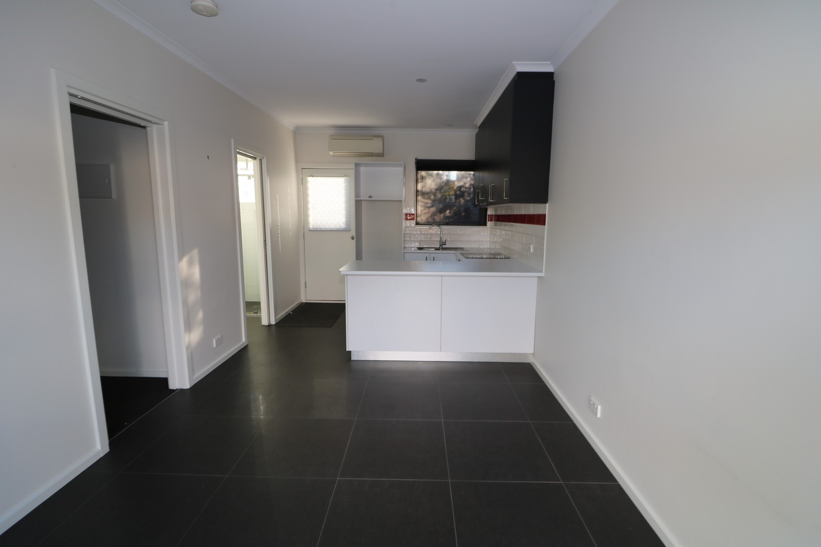 8/1 Holyrood Avenue, Newtown, VIC 3220, Newtown - Thumbnail 2