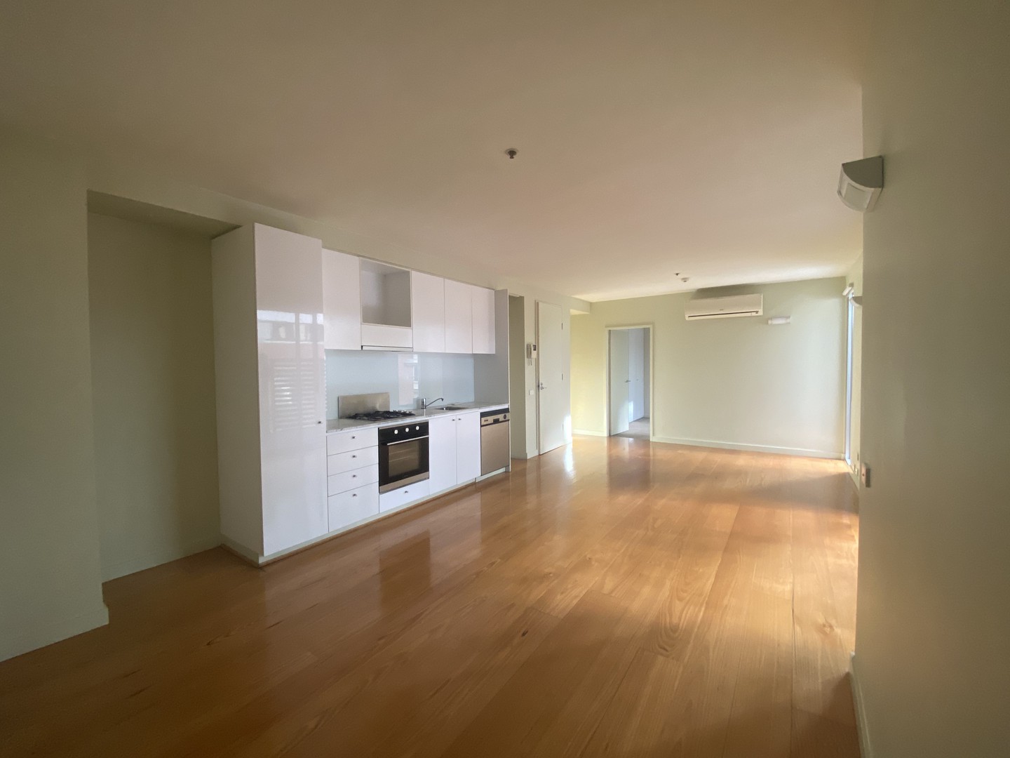 8/4 Bank  Place, Melbourne, VIC 3000, Melbourne - Thumbnail 3