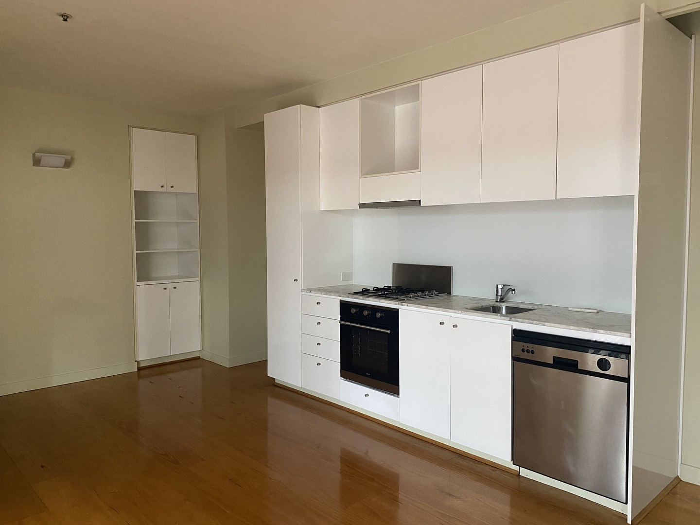 8/4 Bank  Place, Melbourne, VIC 3000, Melbourne - Thumbnail 4