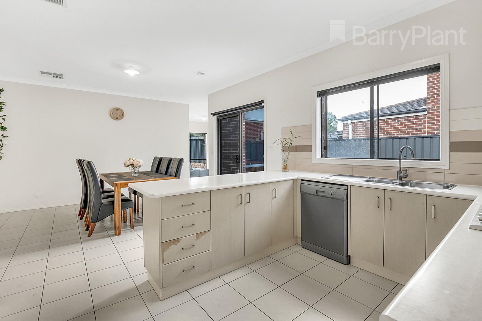 8 Black Range Avenue, Craigieburn, VIC 3064, Craigieburn - Thumbnail 3
