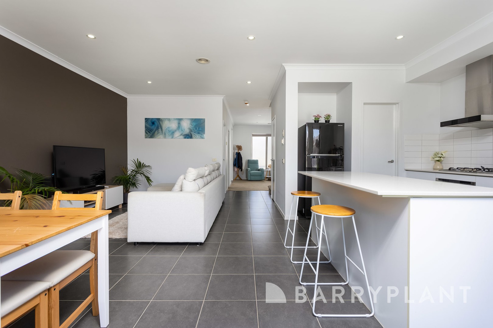 8 Broadbeach Circuit, Sanctuary Lakes, VIC 3030 - Thumbnail 2 - 31/01/2024