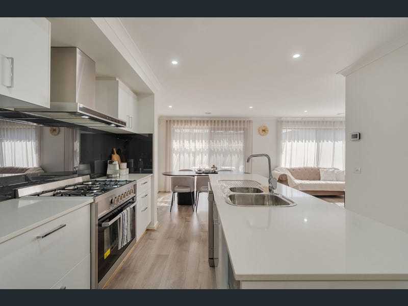 8 Calypso Drive, Mickleham, VIC 3064, Mickleham - Thumbnail 2