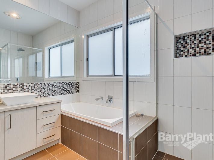 8 Damaine CircuitCaroline Springs, VIC 3023  - Leased, Caroline Springs - Thumbnail 5
