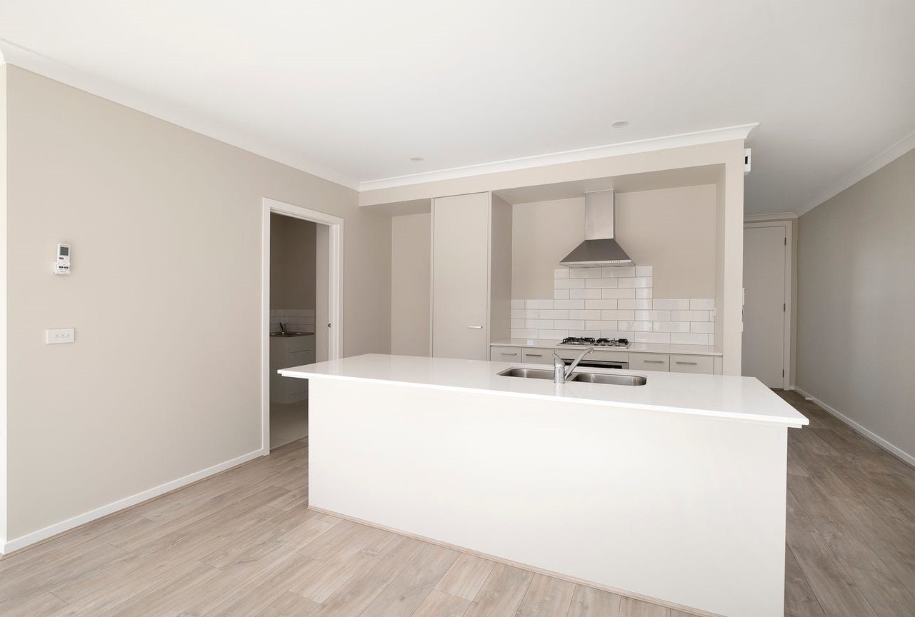 8 Fairmont Crescent, Fraser Rise, VIC 3336 - Thumbnail 2 - 08/11/2024