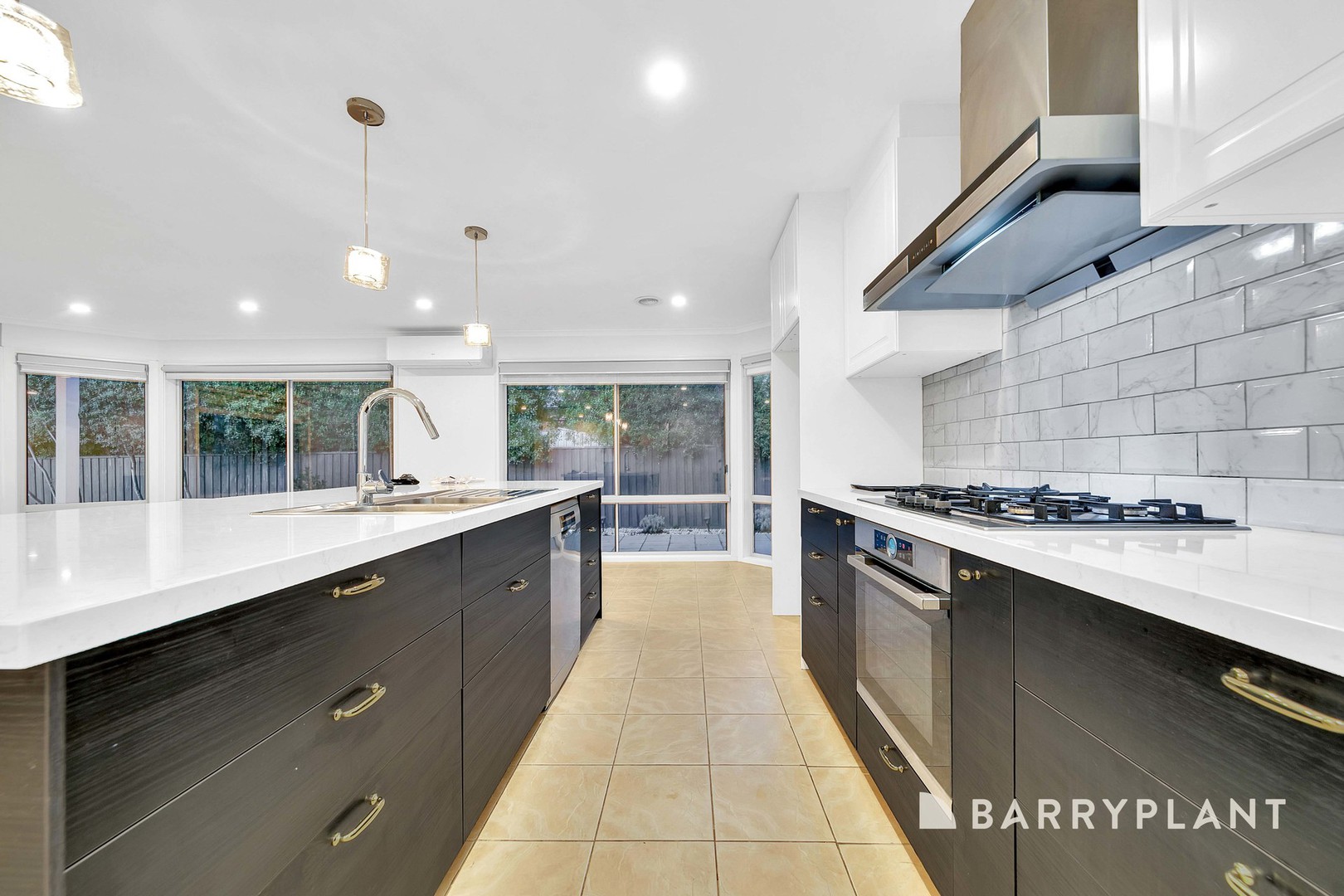 8 Featherpark Terrace, South Morang, VIC 3752 - Thumbnail 2 - 09/12/2025