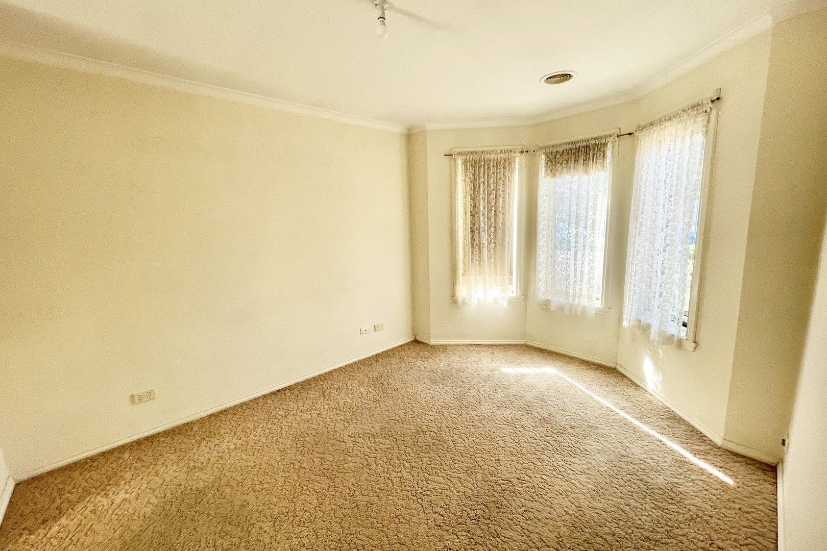 8 Goulburn Circuit, Caroline Springs, VIC 3023, Caroline Springs - Thumbnail 3